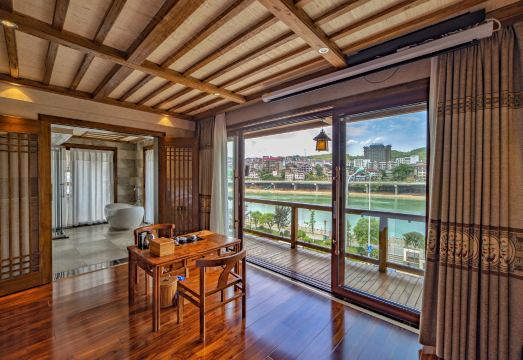 Zhangjiajie Waterfront Huajian Inn Hotel Overview