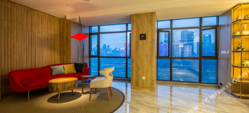 红墣假日江景酒店(重庆洪崖洞解放碑步行街店)图片