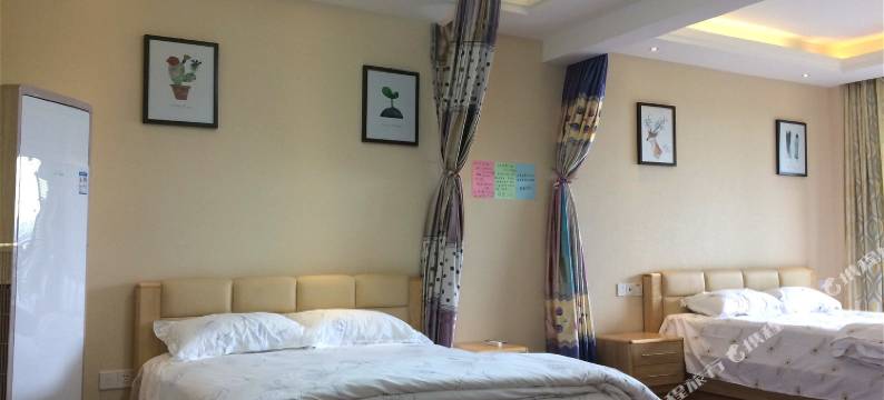 乐山峨眉山峨秀湖湖边度假小屋图片