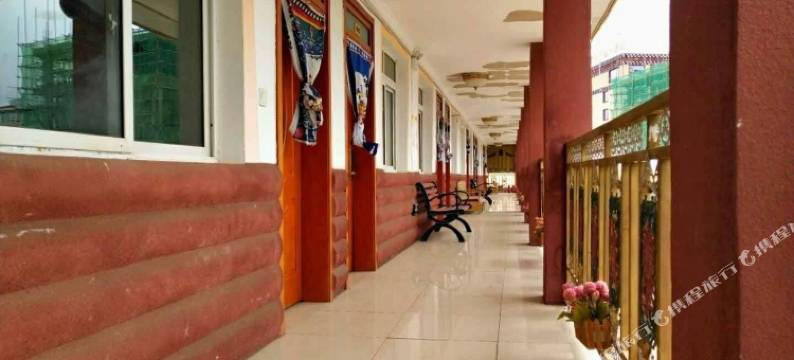 色达金色家园酒店图片