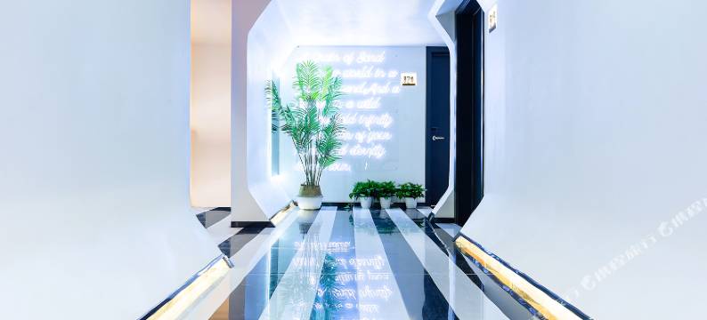 南倾·一岛高空江景酒店(重庆解放碑洪崖洞店)图片