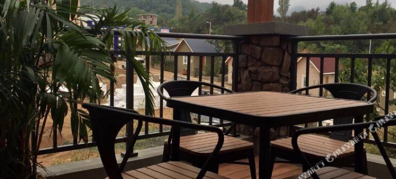 嵩县白云小镇自驾游营地木屋图片