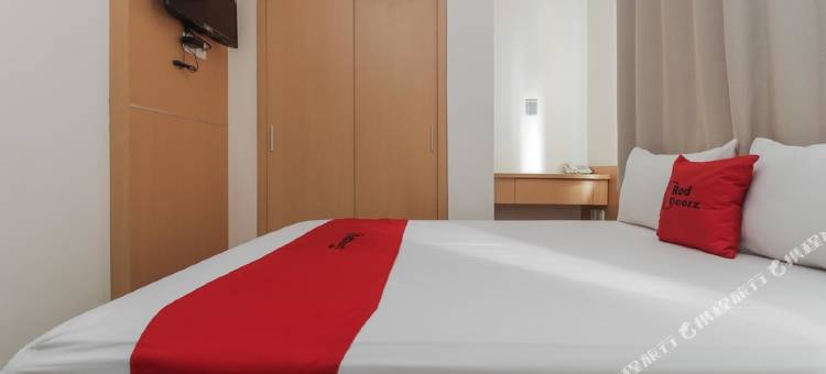 红多兹高级酒店-靠近勿加泗银河购物中心(RedDoorz Plus Near Galaxy Bekasi)图片