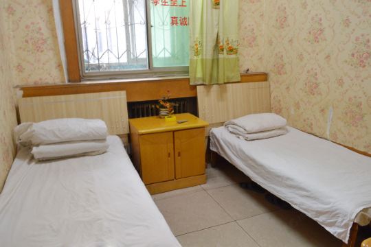 宾馆紧邻中共正定县委党校,周边有重庆排骨煲,金义泰英茶庄,牛肉罩