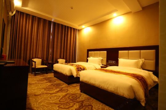 "风电之都","能源通道"的甘肃省酒泉市瓜州县的商业繁华地带,酒店建筑