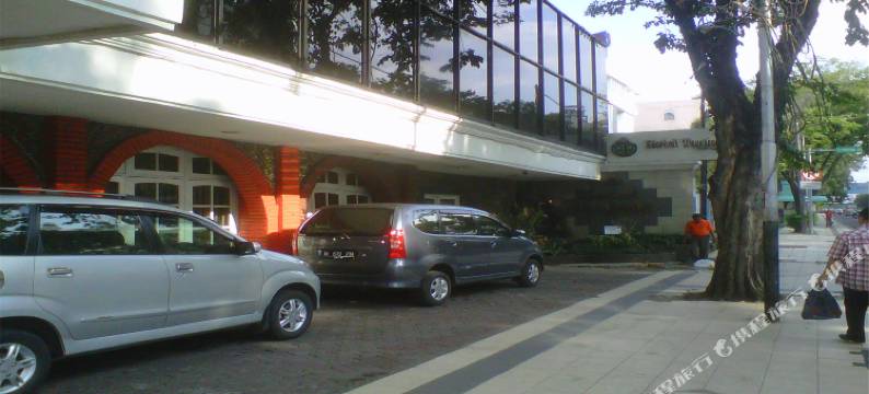 红多兹酒店@泗水邦利马苏迪曼(RedDoorz @ Panglima Sudirman)图片