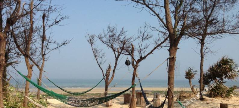 涠洲岛贝壳沙滩滨海海景木屋图片