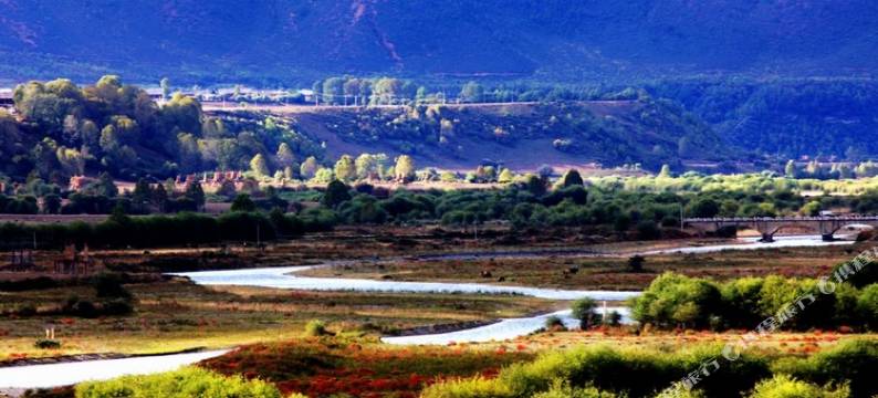 香格里拉东山顶上草原村舍图片