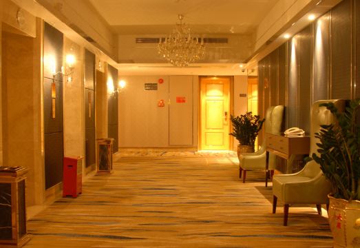 Oriental Fenghuang Hotel (Zhongshan Dengdu Ancient Town Huayi Square) Hotel Overview