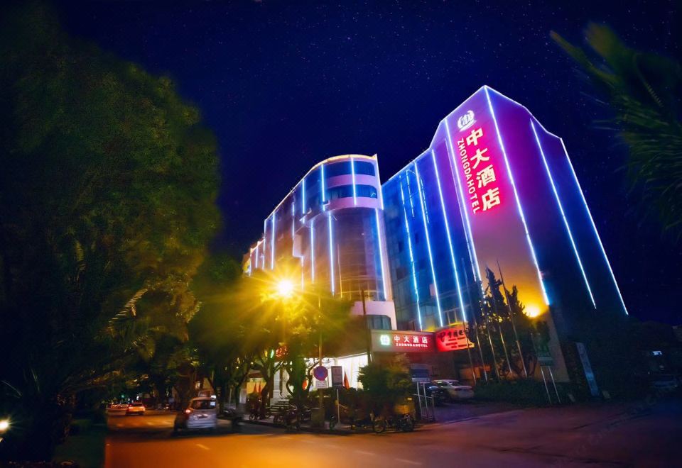 腾冲中大酒店外景图