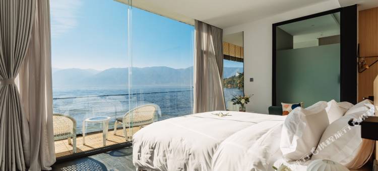 大理双廊半月拖蓝水景雅院图片