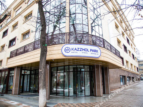 卡佐尔公园酒店