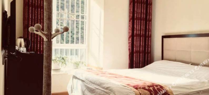 泸定俊豪酒店图片