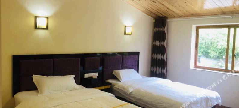 宝兴达瓦更扎大酒店图片