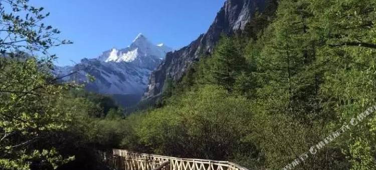 稻城亚丁向阳之地德沙民居图片