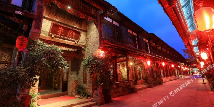 崇州闲来客栈位于街子古镇三家巷,邻近香雪楼,设计仿明清古建筑 院落