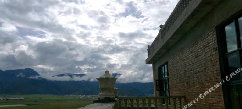 香格里拉东山顶上草原村舍图片