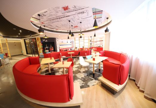 Ibis Hotel (Chongqing Jiefangbei Pedestrian Street  Hongyadong) Hotel Overview