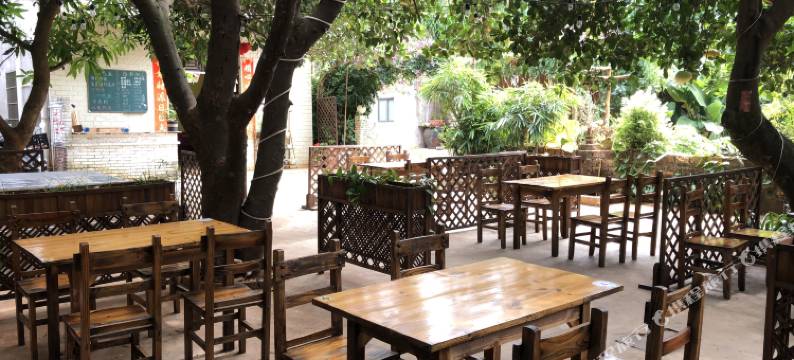 涠洲岛花儿开了海边客栈图片