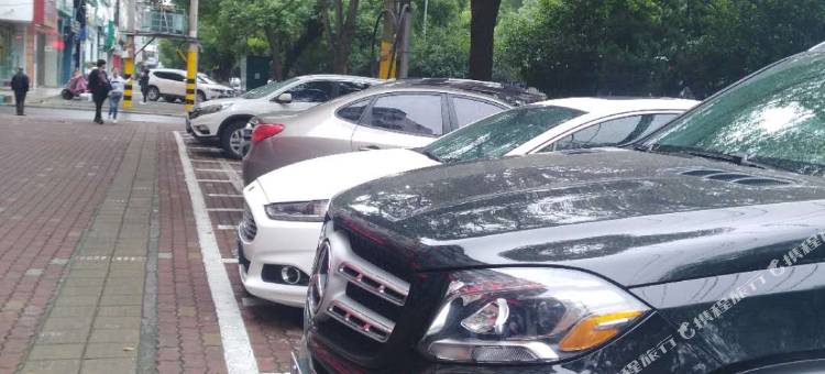 虹桥假日精选酒店(鄂州新亚太国际广场店)图片