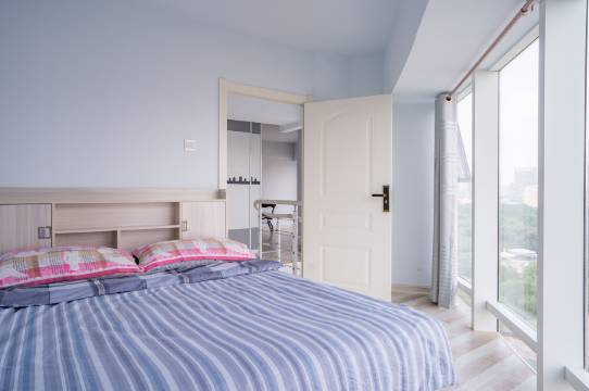 知遇七彩城全景玻璃复式景观民宿(大东街分店)