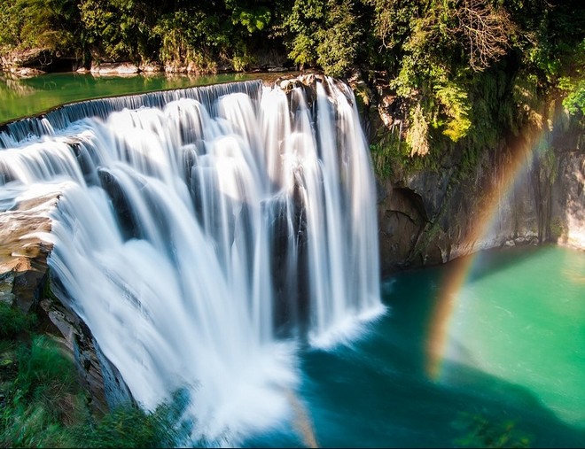 高雄+台中+台北超值5天團｜瑞豐夜市、鹿港老街、桂花巷藝術村、高美濕地、台中國家歌劇院、幾米月亮公車、十分瀑布風景區、十分老街、放祈福天燈、台北101購物中心、西門町、饒河街夜市、林口三井OUTLET