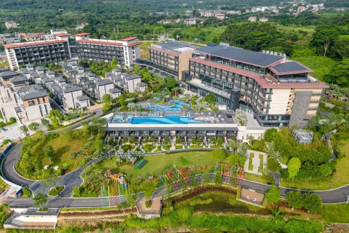 《暑期度假水上樂園》保證入住廣州增城合匯溫泉酒店(獨立私家溫泉泡池觀景露台客房)暢玩水上活動、重本包無限次浸泡室內室外溫泉池、無邊際泳池【酒店海鮮自助晚餐】廣州純玩2天團 《暑期度假水上樂園》保證入住廣州增城合匯溫泉酒店(獨立私家溫泉泡池觀景露台客房)暢玩水上活動、重本包無限次浸泡室內室外溫泉池、無邊際泳池【酒店海鮮自助晚餐】廣州純玩2天團