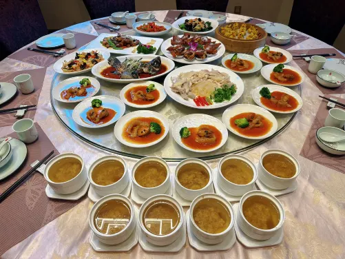 《潮食順德》【(位上)濃湯雞煲翅+石岐脆皮乳鴿(每位半隻)】【(位上)瓊漿陳韻潤金盅+(位上)黑松露鮑魚扣花膠宴】保證入住2025年全新開業國際品牌~順德均安希爾頓歡朋酒店 順德美食純玩2天團 《潮食順德》【(位上)濃湯雞煲翅+石岐脆皮乳鴿(每位半隻)】【(位上)瓊漿陳韻潤金盅+(位上)黑松露鮑魚扣花膠宴】保證入住2025年全新開業國際品牌~順德均安希爾頓歡朋酒店 順德美食純玩2天團