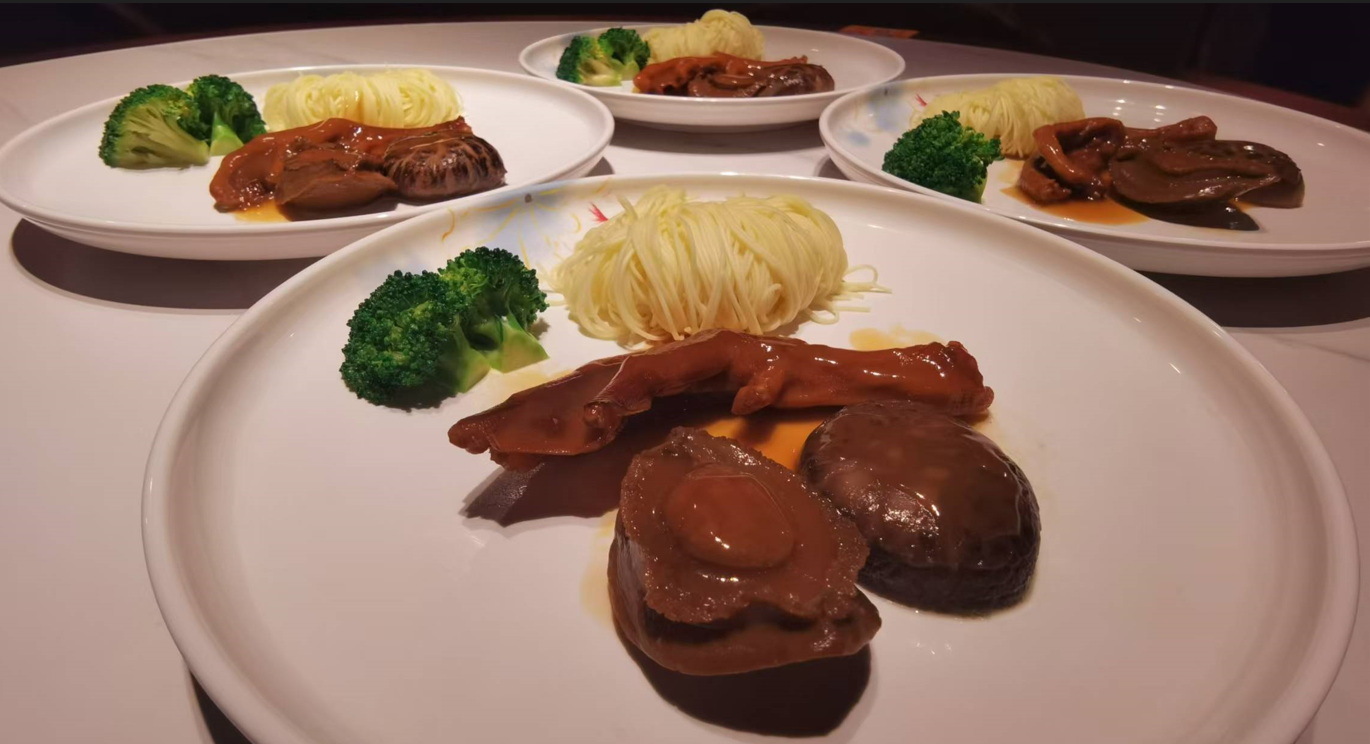 堂做金湯石鍋翅(位上)(足三両翅)+黃金鮑魚扣鵝掌(位上)+木瓜燉雪蛤(位上)