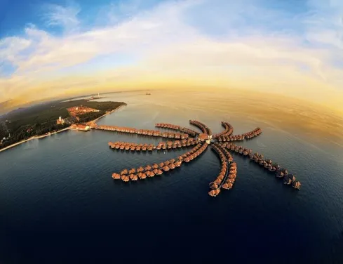 【4鑽】吉隆坡+吉膽島 度假美食5天團 《永安尊享》保證住宿1晚Golden Palm Tree Sepang ~水中高腳屋獨立別墅
【4鑽】吉隆坡+吉膽島 度假美食5天團 《永安尊享》保證住宿1晚Golden Palm Tree Sepang ~水中高腳屋獨立別墅