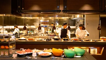 「港青酒店」國際美食自助晚餐 ● 寫意維港遊【4:10PM啟航】● 船上任飲 ●【免小費】 【套票】 (原價$972) (尖沙咀集合)