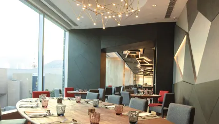 「港青酒店」假日自助午餐 ● 寫意維港遊【4:10PM啟航】● 船上任飲 ●【免小費】 【套票】 (原價$630) (港青酒店集合)