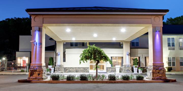 Holiday Inn Express 飓风米尔斯(韦弗利)(Holiday Inn Express HURRICANE MILLS (WAVERLY) by IHG)