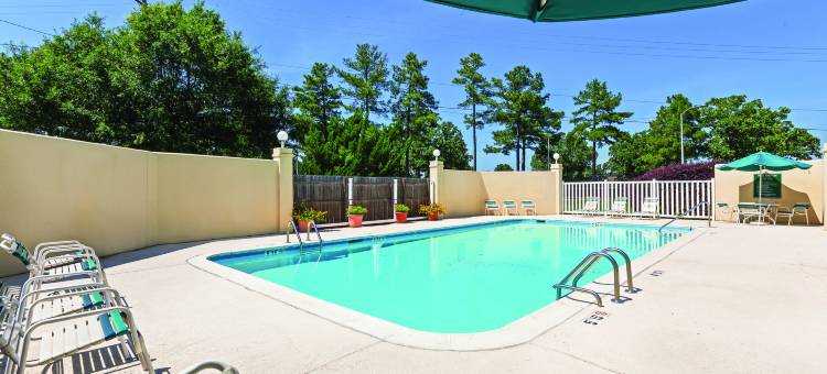 小石城北部麦凯恩购物中心拉昆塔温德姆套房酒店(La Quinta Inn & Suites by Wyndham N Little Rock-McCain Mall)图片