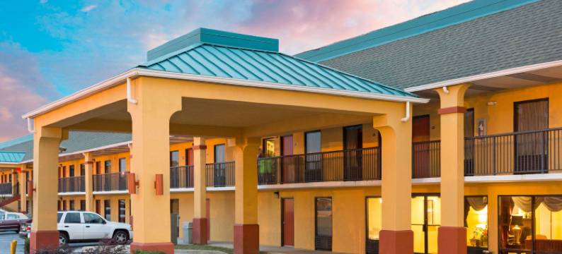 奥兰治堡温德姆速8酒店(Super 8 by Wyndham Orangeburg)图片