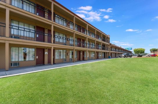 Quality Inn Suites Airport Hotel Reviews And Room Rates - 