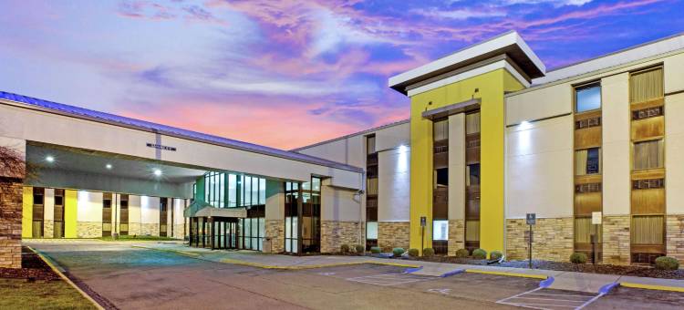 底特律都会机场拉昆塔温德姆套房酒店(La Quinta Inn & Suites by Wyndham Detroit Metro Airport)图片