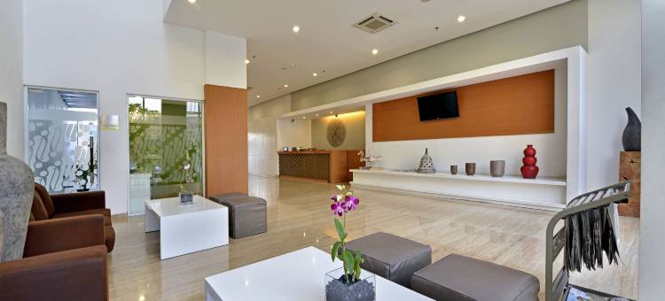 威兹佩姆达三宝拢酒店(Whiz Hotel Pemuda Semarang)图片