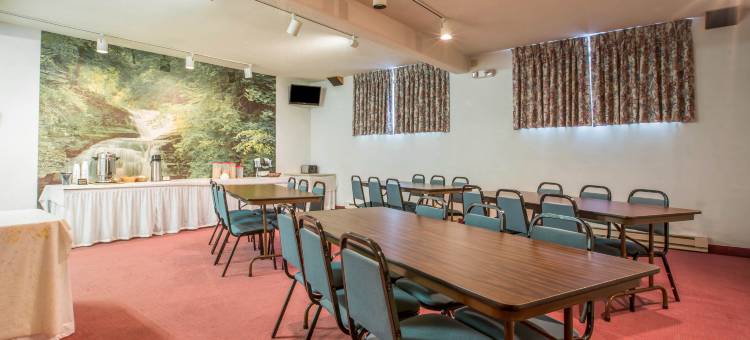 普莱西德湖南罗德威酒店(Rodeway Inn)图片