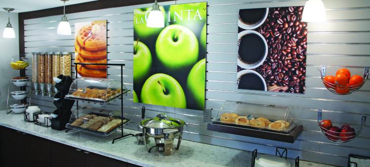 堪萨斯城机场拉昆塔温德姆套房酒店(La Quinta Inn & Suites by Wyndham Kansas City Airport)图片