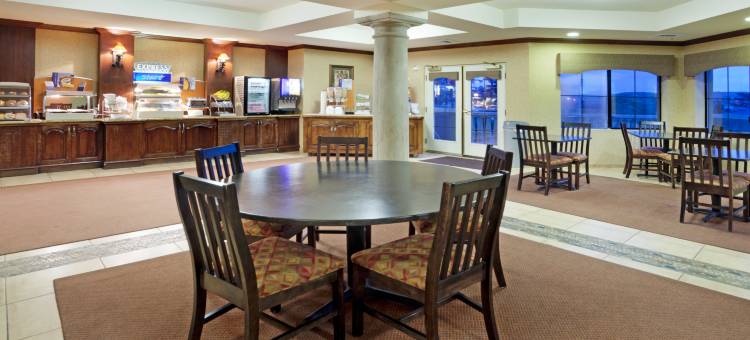 智选假日套房酒店匡(Holiday Inn Express & Suites Marina - State Beach Area)图片