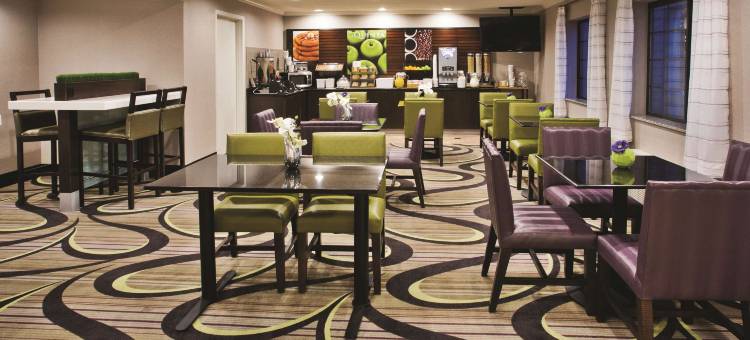 密尔沃基德拉菲尔德拉昆塔温德姆套房酒店(La Quinta Inn & Suites by Wyndham Milwaukee Delafield)图片