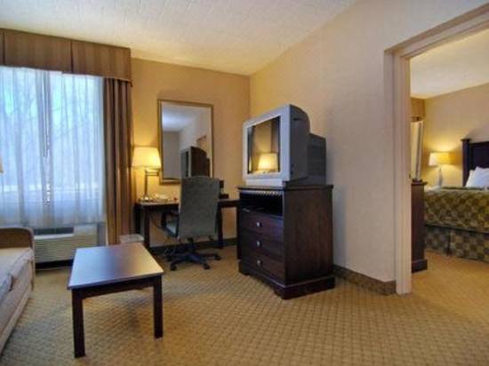 Comfort Inn And Suites Paramus Hotel Reviews And Room Rates