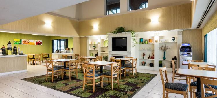 利堡罗德威酒店(Rodeway Inn at Fort Lee)图片