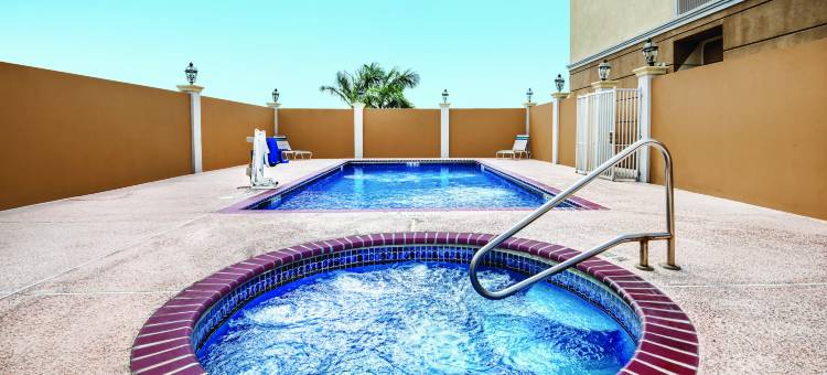 温德姆梅赛德斯奥特莱斯购物中心拉昆塔温德姆酒店套房(La Quinta Inn & Suites by Wyndham Mercedes Outlet Mall)图片