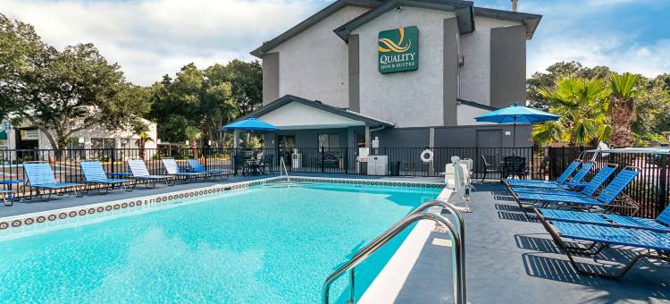 利斯堡湖泊群凯艺套房酒店(Quality Inn & Suites Leesburg Chain of Lakes)图片