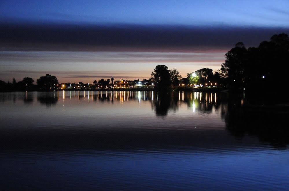 Boats And Bedzzz Houseboat Stays Renmark River Villas - 