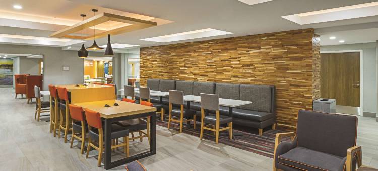 奥兰治郡机场拉昆塔温德姆套房酒店(La Quinta by Wyndham Orange County Airport)图片