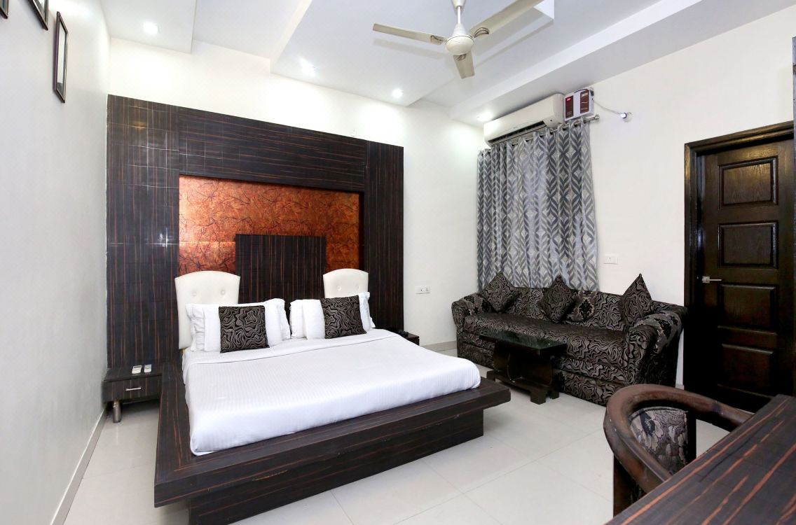 Oyo 9235 Hotel Nayyar Hotel Reviews And Room Rates - 