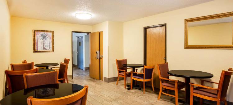 Super 8 by Wyndham Lawrence KU图片